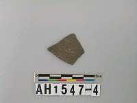 藏品(灰褐色夾砂陶片)的圖片